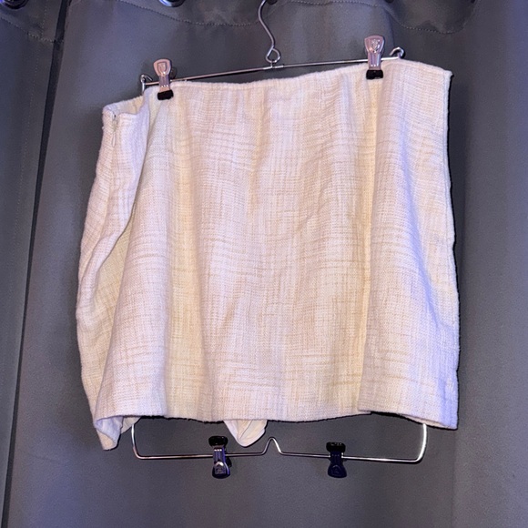 Abercrombie & Fitch Dresses & Skirts - Abercrombie & Fitch Cream Mini Skirt